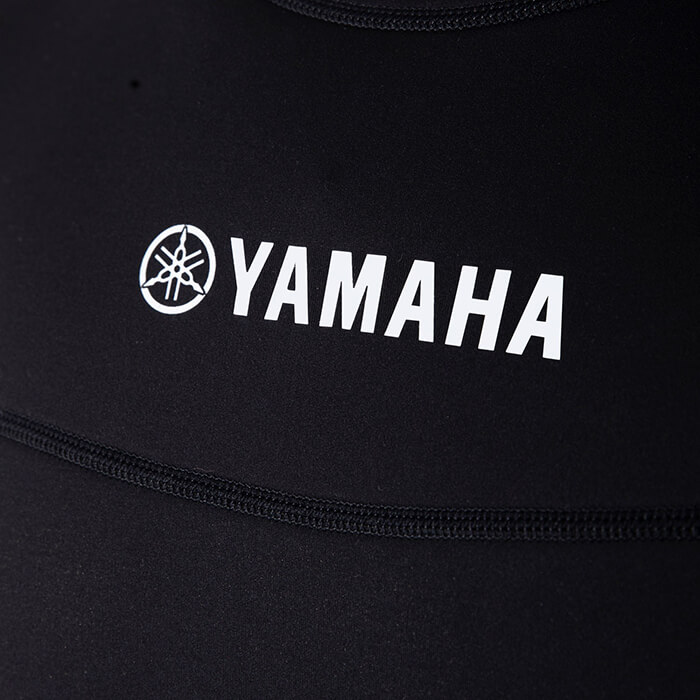 חליפת הצלילה היפה מבית Yamaha עשויה מניאופרן גמיש במיוחד, בכך מעניקה לך חופש תנועה אופטימלי. חליפת הצלילה בעובי 3 מ"מ באיזור החזה והגב ו-2 מ"מ על שאר הגוף. שלבו את חליפת הצלילה עם חגורת ההצלה של Yamaha Unify למראה מושלם!
