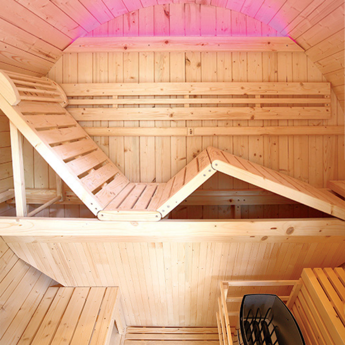 "סאונת חוץ Gaïa Bella מבית Holl's, סאונה פינית מסורתית ל-3 אנשים בעיצוב סקנדינבי מעץ אשוח קנדי מיערות בר-קיימא. כוללת ספסלים דו-שכבתיים, תאורת LED עם כרומותרפיה ב-7 צבעים ואביזרים כגון דלי, כף ושעון חול. מתאימה לגינה ביתית, עמידה בפני פגעי מזג האוויר ומספקת חוויית רוגע מושלמת." מילות קישור (Alt Tags): סאונת חוץ פינית, סאונה ל-3 אנשים, סאונה לגינה, סאונה מעץ איכותי, תאורת LED כרומותרפיה, סאונה עם אביזרים כלולים, סאונה עמידה לתנאי חוץ, סאונה בסגנון סקנדינבי, ניקוי רעלים בסאונה, חוויית רוגע בגינה, לאתר STORENET.