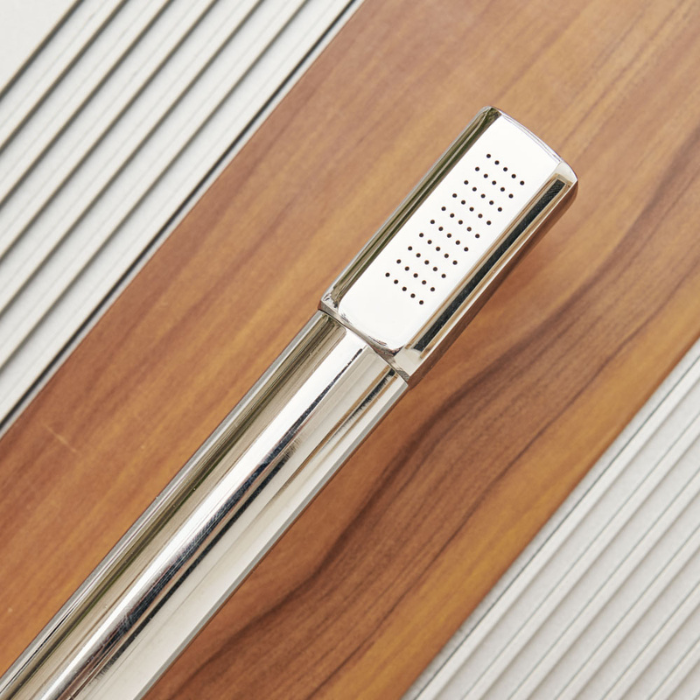 מקלחון חוץ היברידי Dada Straight מבית Formidra בעיצוב אלגנטי ומודרני, עשוי אלומיניום איכותי, זמין בשלושה צבעים כולל ראש מקלחת אנטי-אבנית עם אפקט גשם, ברז ערבוב מנירוסטה עם חריטה בלייזר, מתג מעבר בין מקלחת לשטיפת רגליים, ודוש יד נשלף לשימושים מגוונים. מתאים לשימוש בגינה, לצד הבריכה או במרפסת, עם התקנה פשוטה ובסיס מורחב ליציבות מרבית. מקלחון יוקרתי זמין במלאי