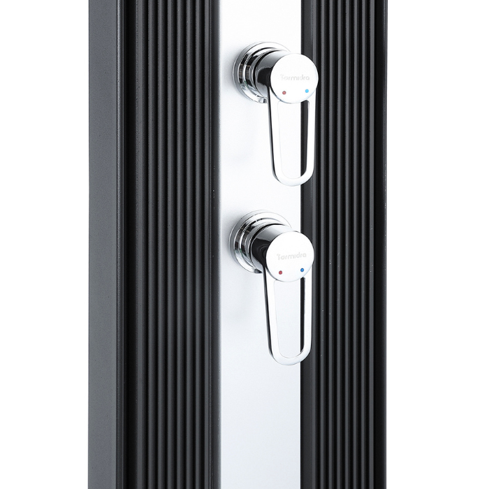 מקלחון חוץ היברידי Dada Straight מבית Formidra בעיצוב אלגנטי ומודרני, עשוי אלומיניום איכותי, זמין בשלושה צבעים כולל ראש מקלחת אנטי-אבנית עם אפקט גשם, ברז ערבוב מנירוסטה עם חריטה בלייזר, מתג מעבר בין מקלחת לשטיפת רגליים, ודוש יד נשלף לשימושים מגוונים. מתאים לשימוש בגינה, לצד הבריכה או במרפסת, עם התקנה פשוטה ובסיס מורחב ליציבות מרבית. מקלחון יוקרתי זמין במלאי